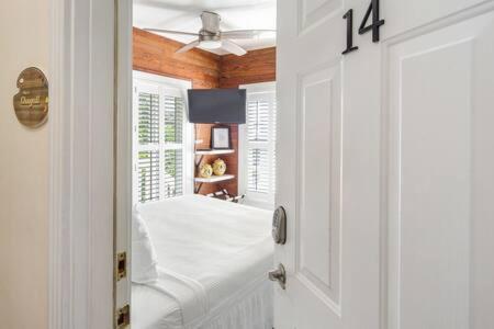 Apartment Marc Chagall- Heated Pool At Galleria #14 *