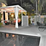 Simonton Court Historic Inn & Cottages