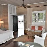 Simonton Court Historic Inn & Cottages