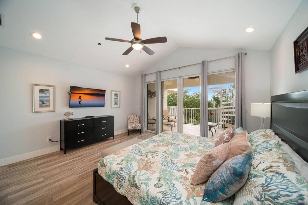 Holiday home Vacay Vibes-2 Pools, Beach, Pickleball, Coffee Bar, Food Truck