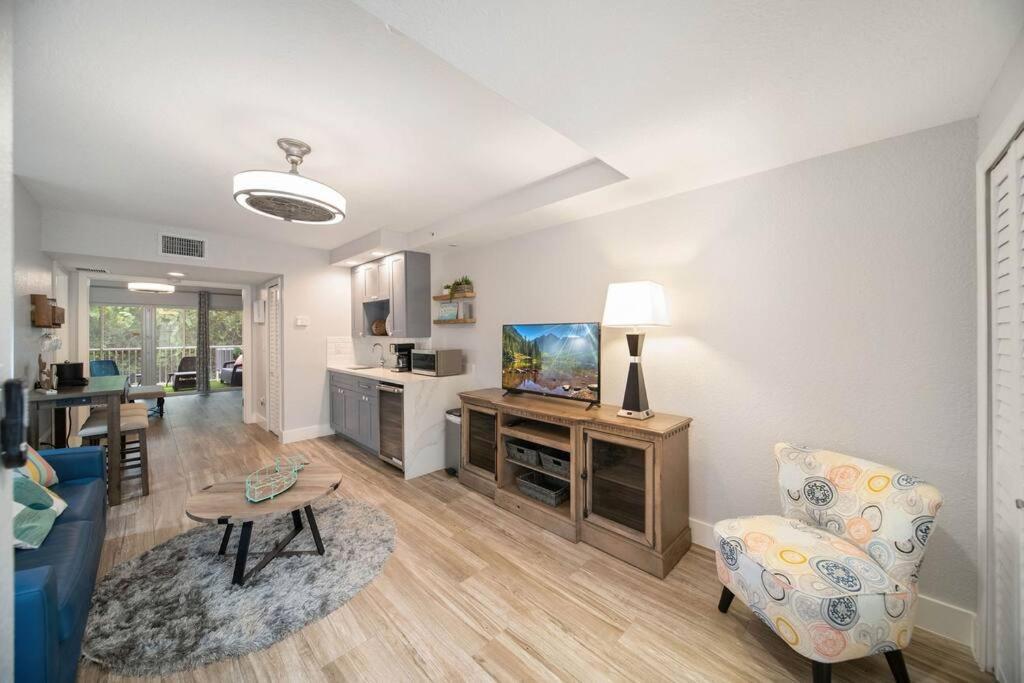 Holiday home Vacay Vibes-2 Pools, Beach, Pickleball, Coffee Bar, Food Truck
