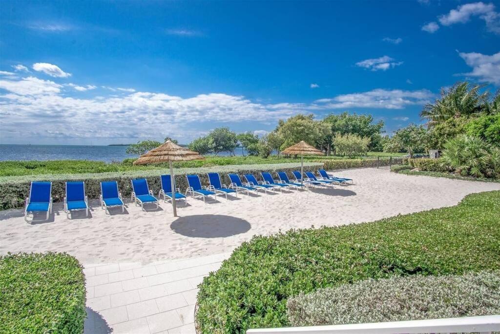 Holiday home Vacay Vibes-2 Pools, Beach, Pickleball, Coffee Bar, Food Truck