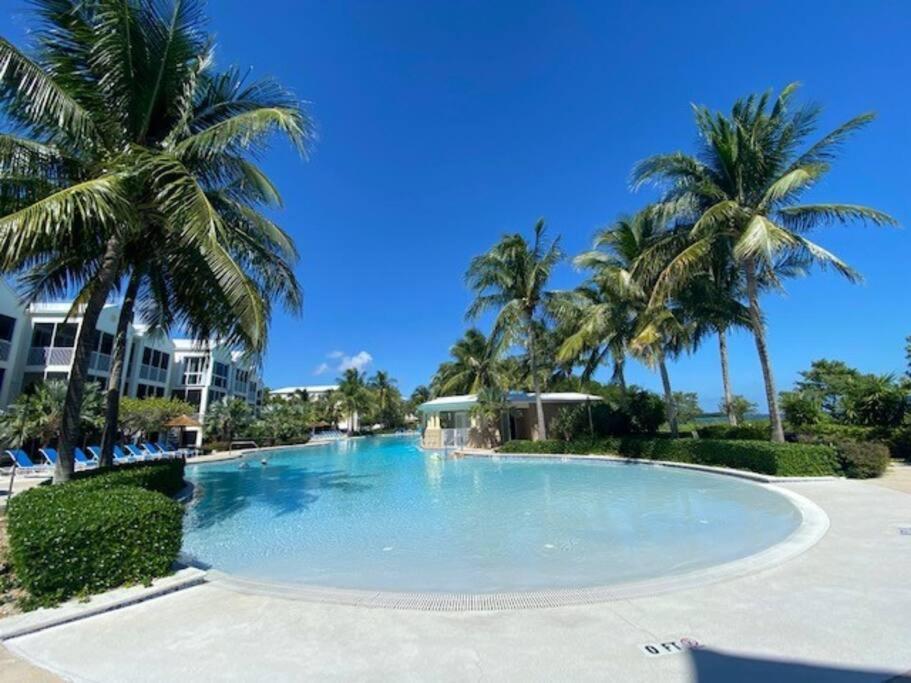 Vacay Vibes-2 Pools, Beach, Pickleball, Coffee Bar, Food Truck Key Largo
