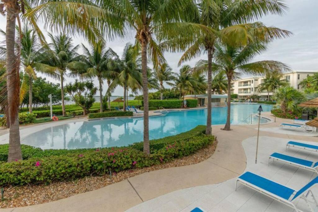Vacay Vibes-2 Pools, Beach, Pickleball, Coffee Bar, Food Truck Key Largo