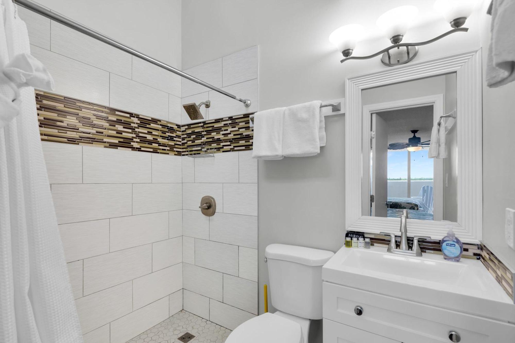 St Kitts - Downtown Waterfront Penthouse Pool Dock Parking