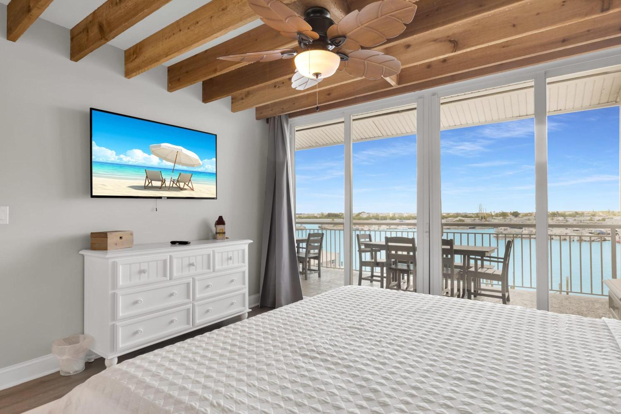 St Kitts - Downtown Waterfront Penthouse Pool Dock Parking *