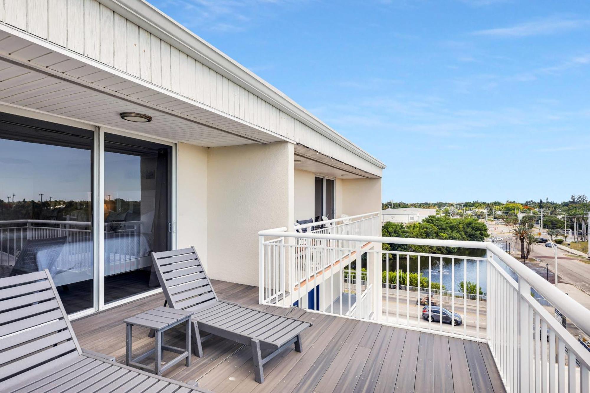 St Kitts - Downtown Waterfront Penthouse Pool Dock Parking