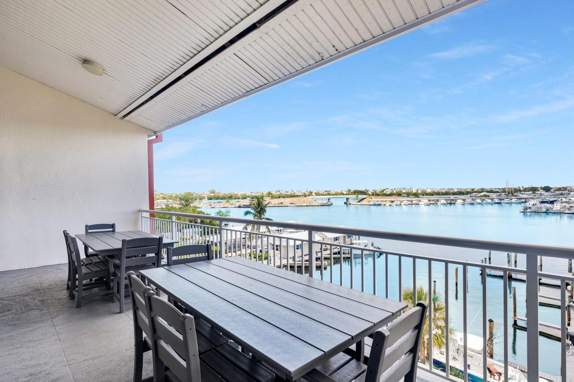 St Kitts - Downtown Waterfront Penthouse Pool Dock Parking Holiday home