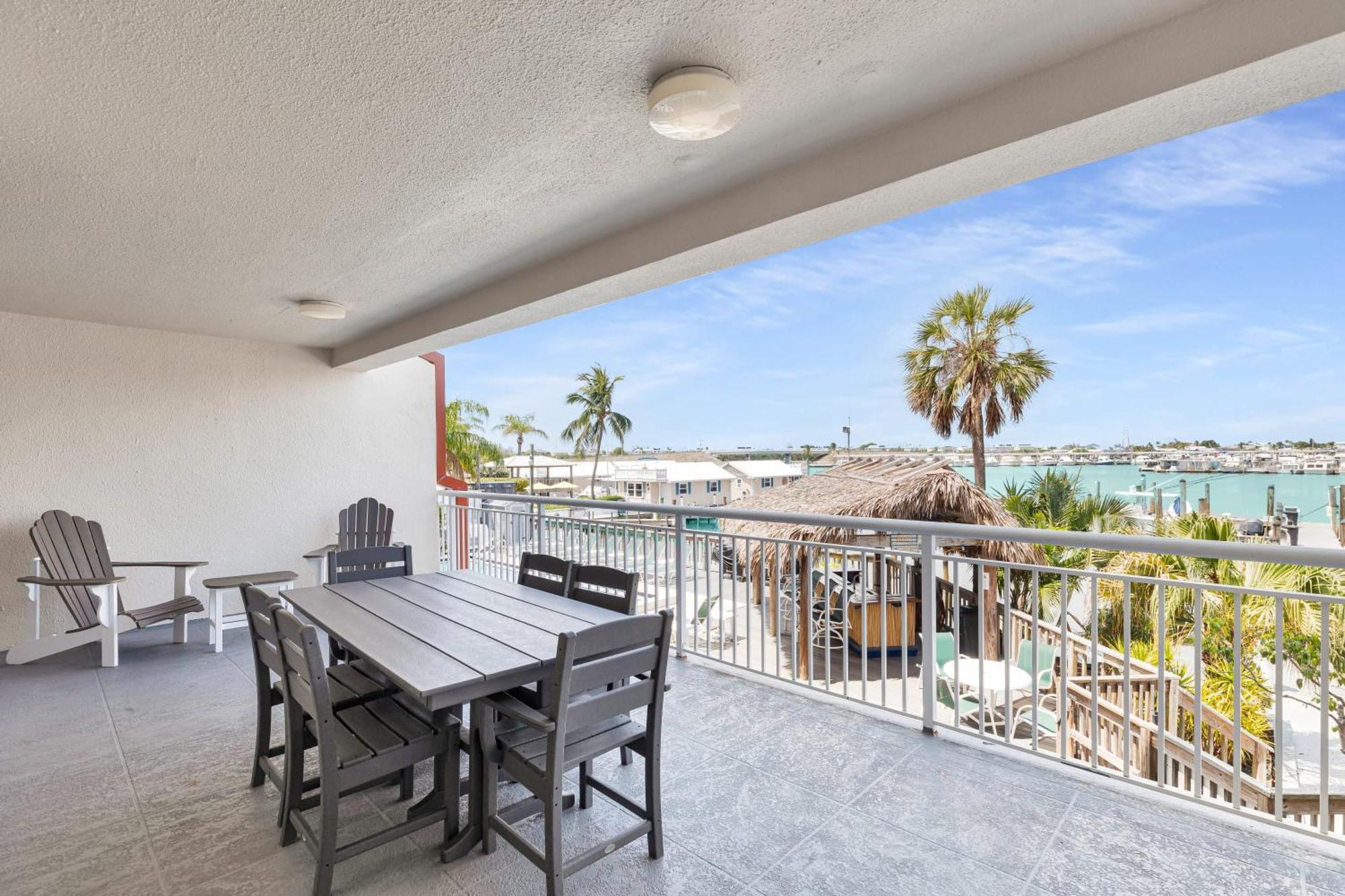 Aruba - Downtown Waterfront 2x2 Dock & Pool Pet-friendly