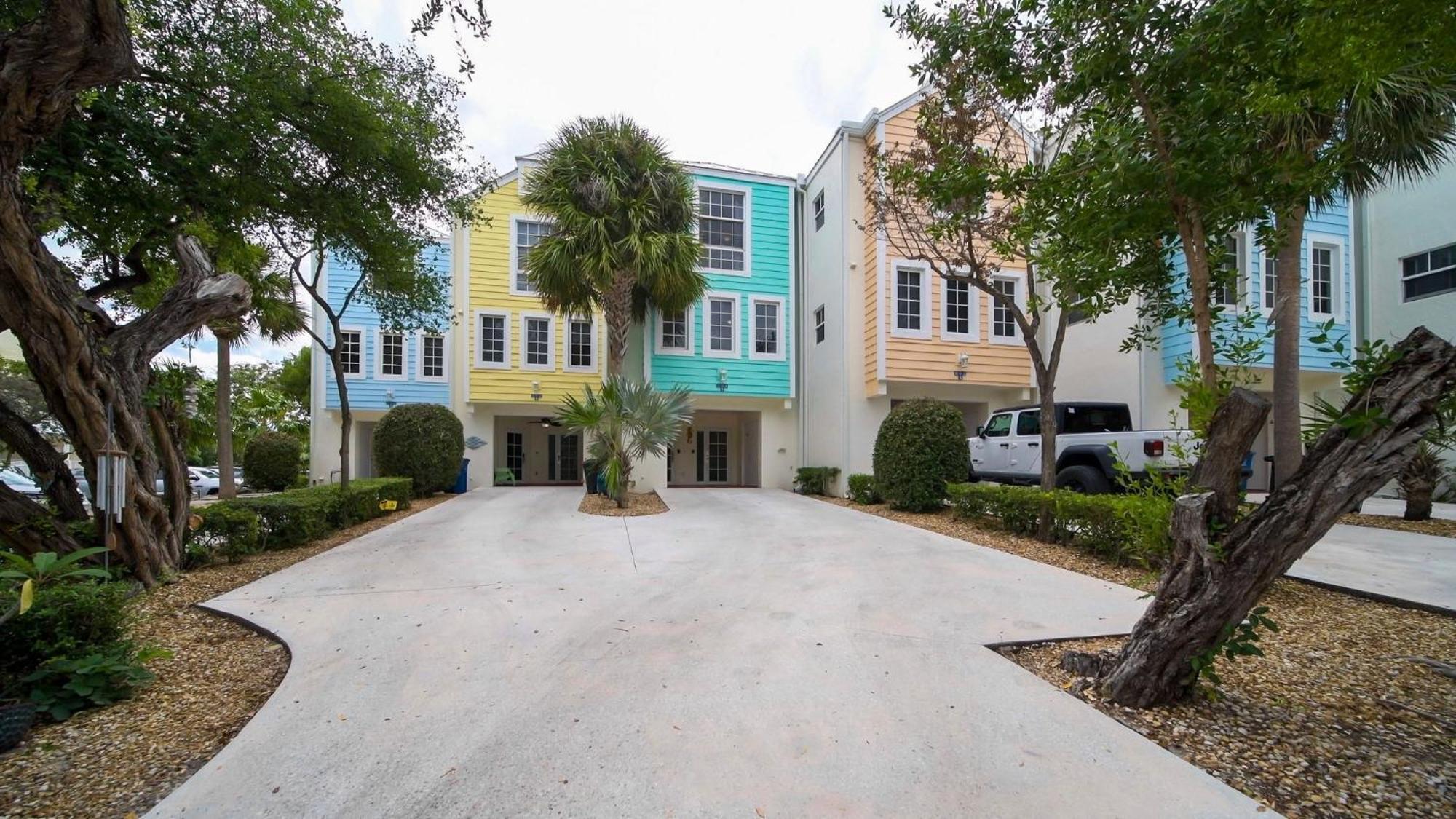 Vacay Vibes-2 Pools, Beach, Pickleball, Coffee Bar, Food Truck