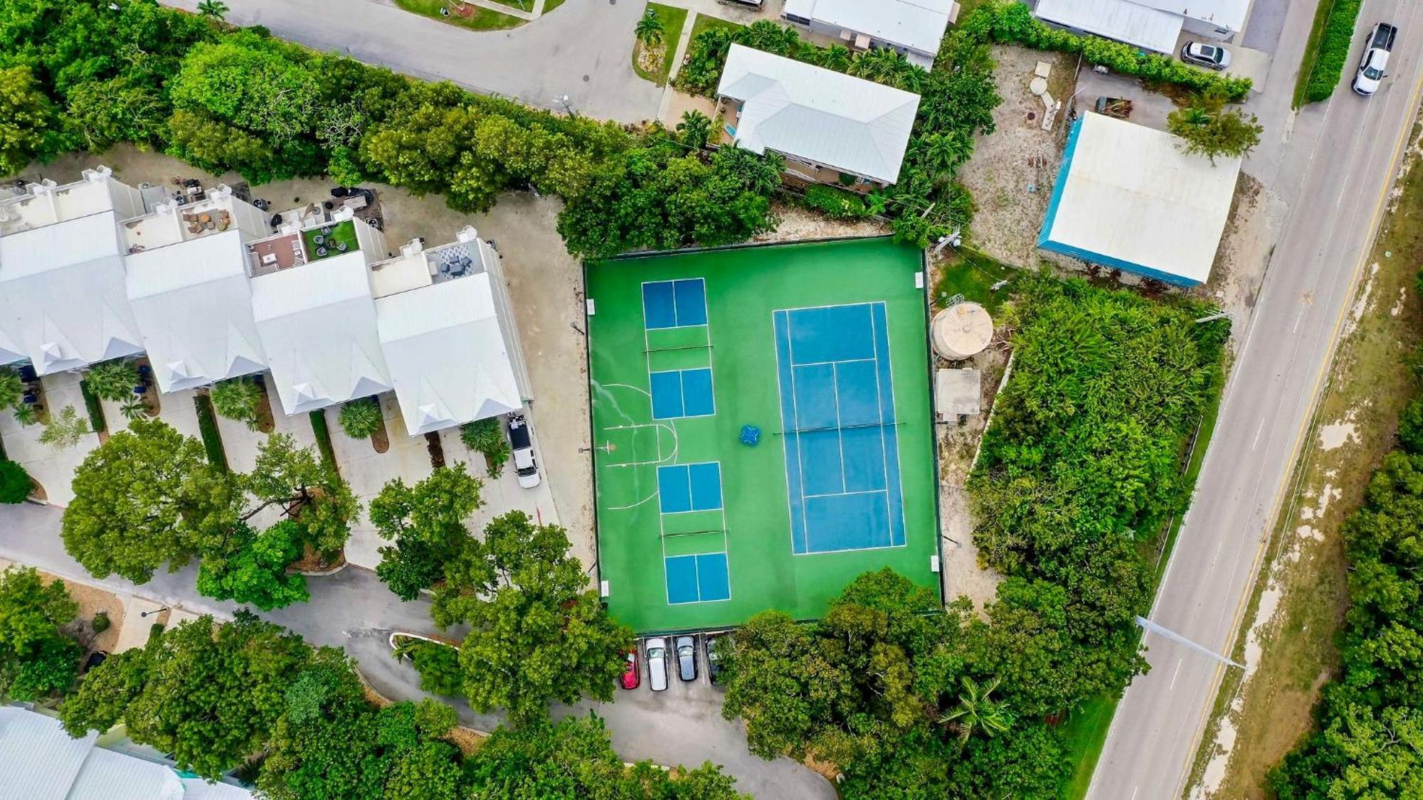 Vacay Vibes-2 Pools, Beach, Pickleball, Coffee Bar, Food Truck Holiday home *