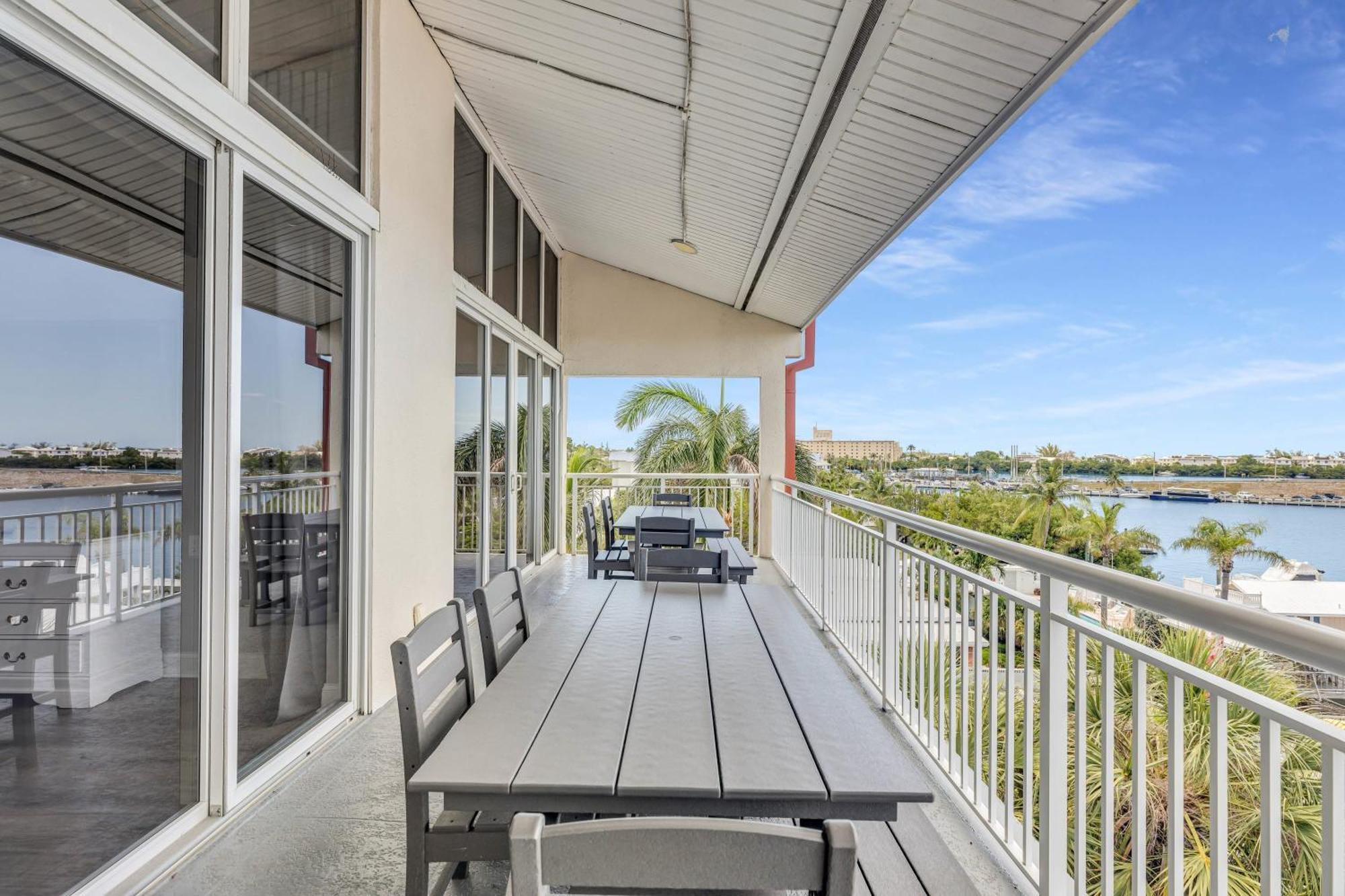 St Croix - Downtown 4x4 Waterfront Penthouse Pool Dock Pet Holiday home *