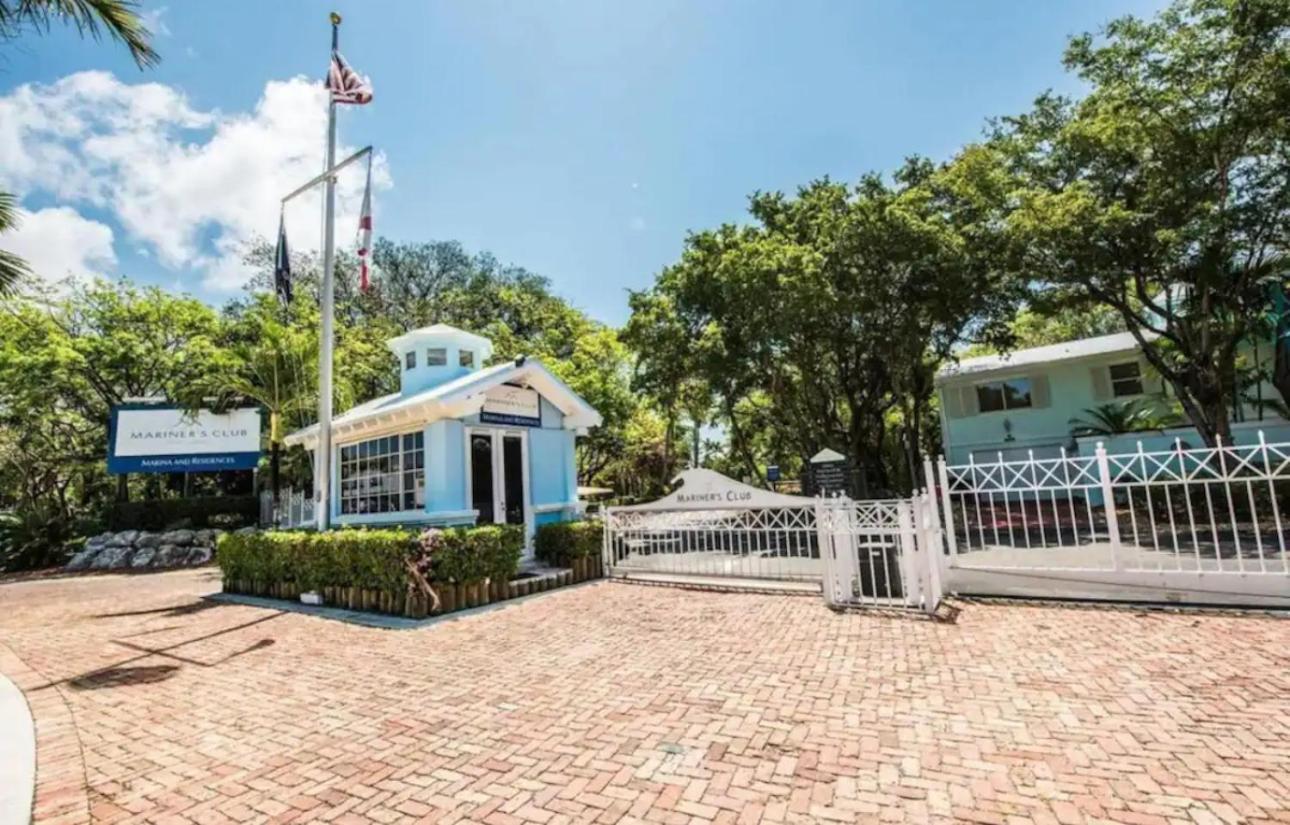 Vacay Vibes-2 Pools, Beach, Pickleball, Coffee Bar, Food Truck Holiday home *