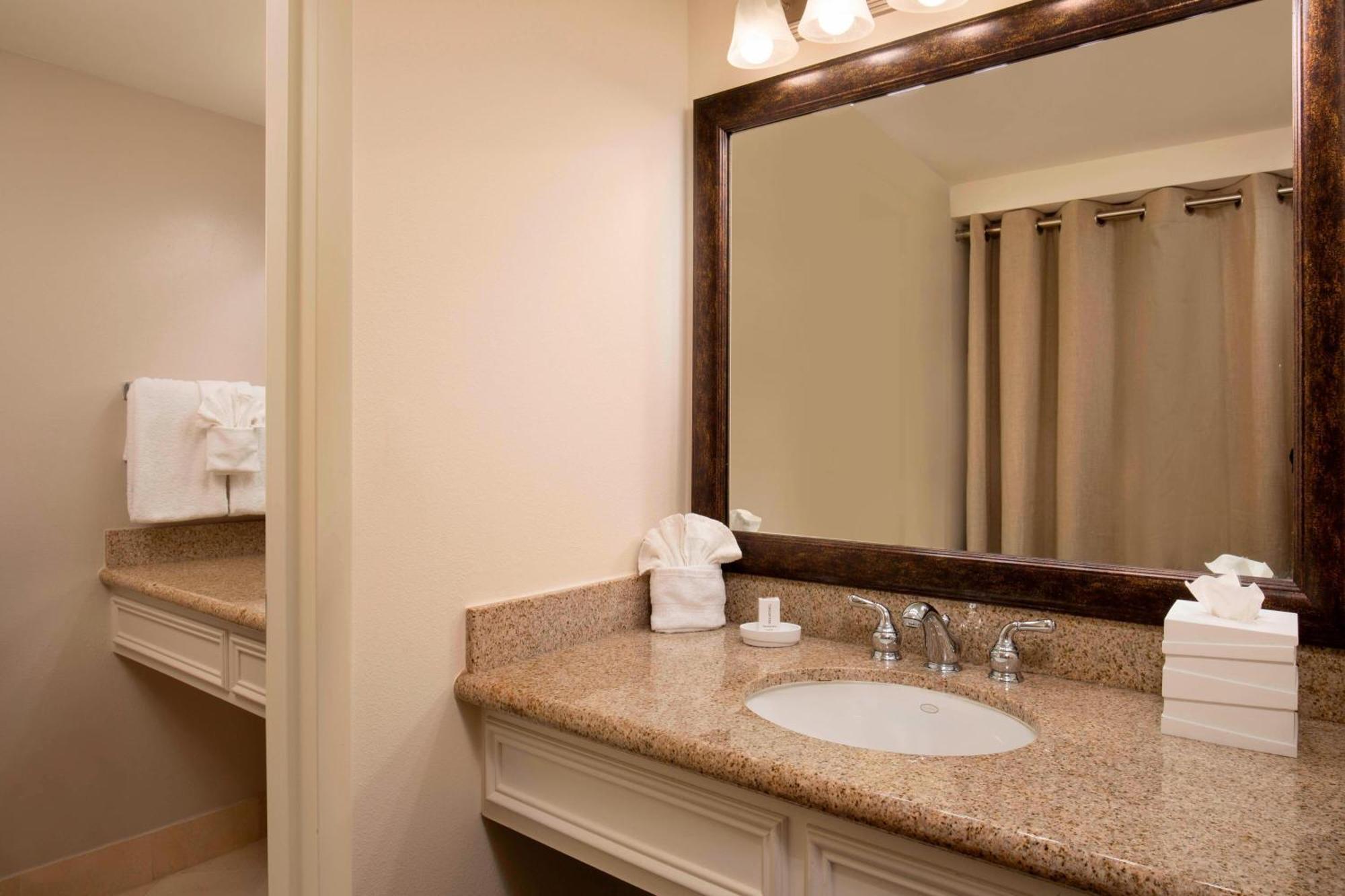 Courtyard By Marriott Hotel