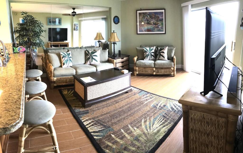 Tropical Daze Oceanfront Paradise Apartment *