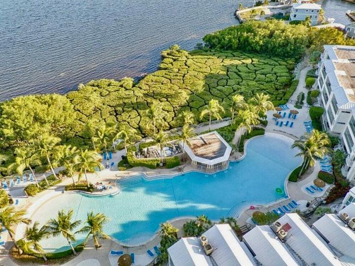 Vacay Vibes-2 Pools, Beach, Pickleball, Coffee Bar, Food Truck *