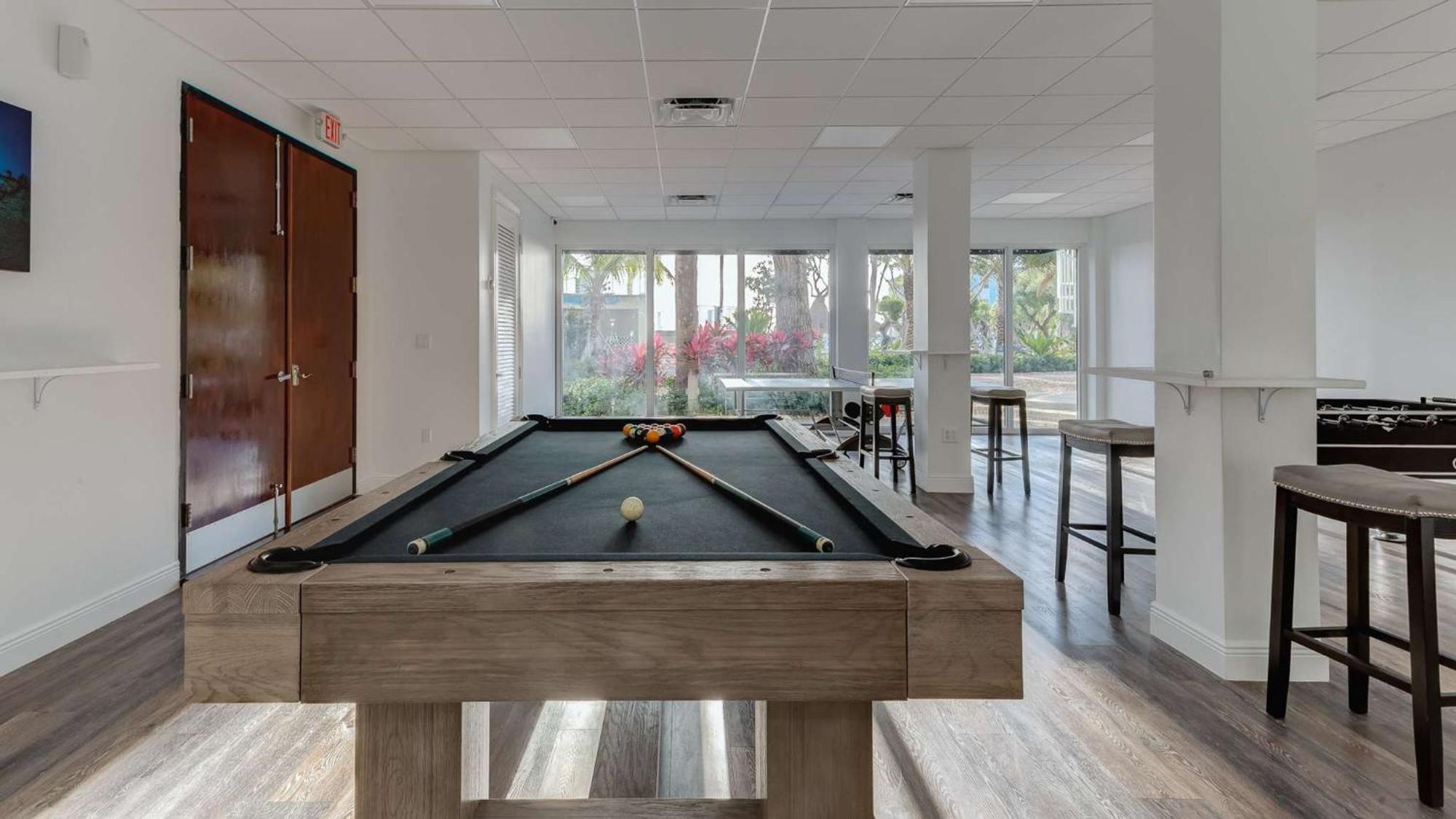 Vacay Vibes-2 Pools, Beach, Pickleball, Coffee Bar, Food Truck Holiday home