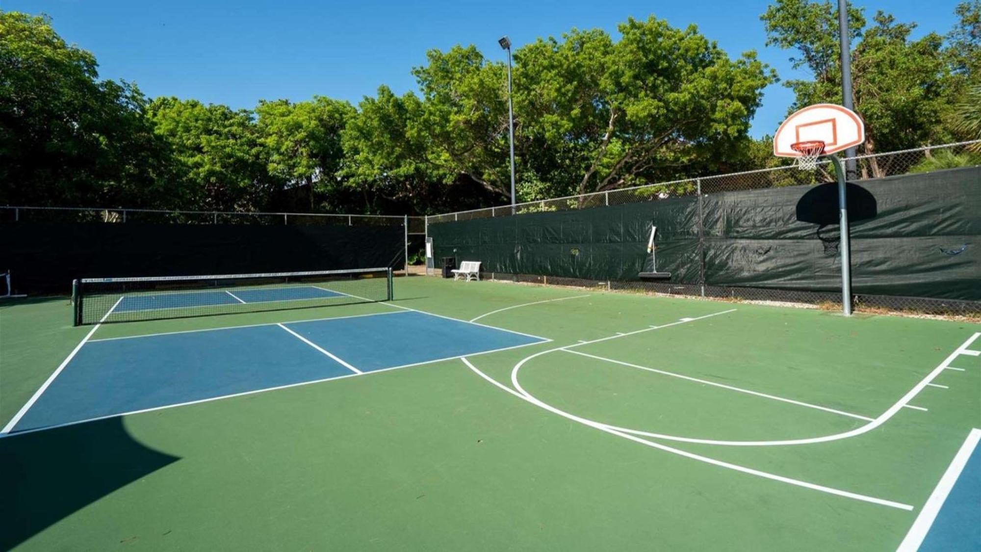 Vacay Vibes-2 Pools, Beach, Pickleball, Coffee Bar, Food Truck Holiday home *