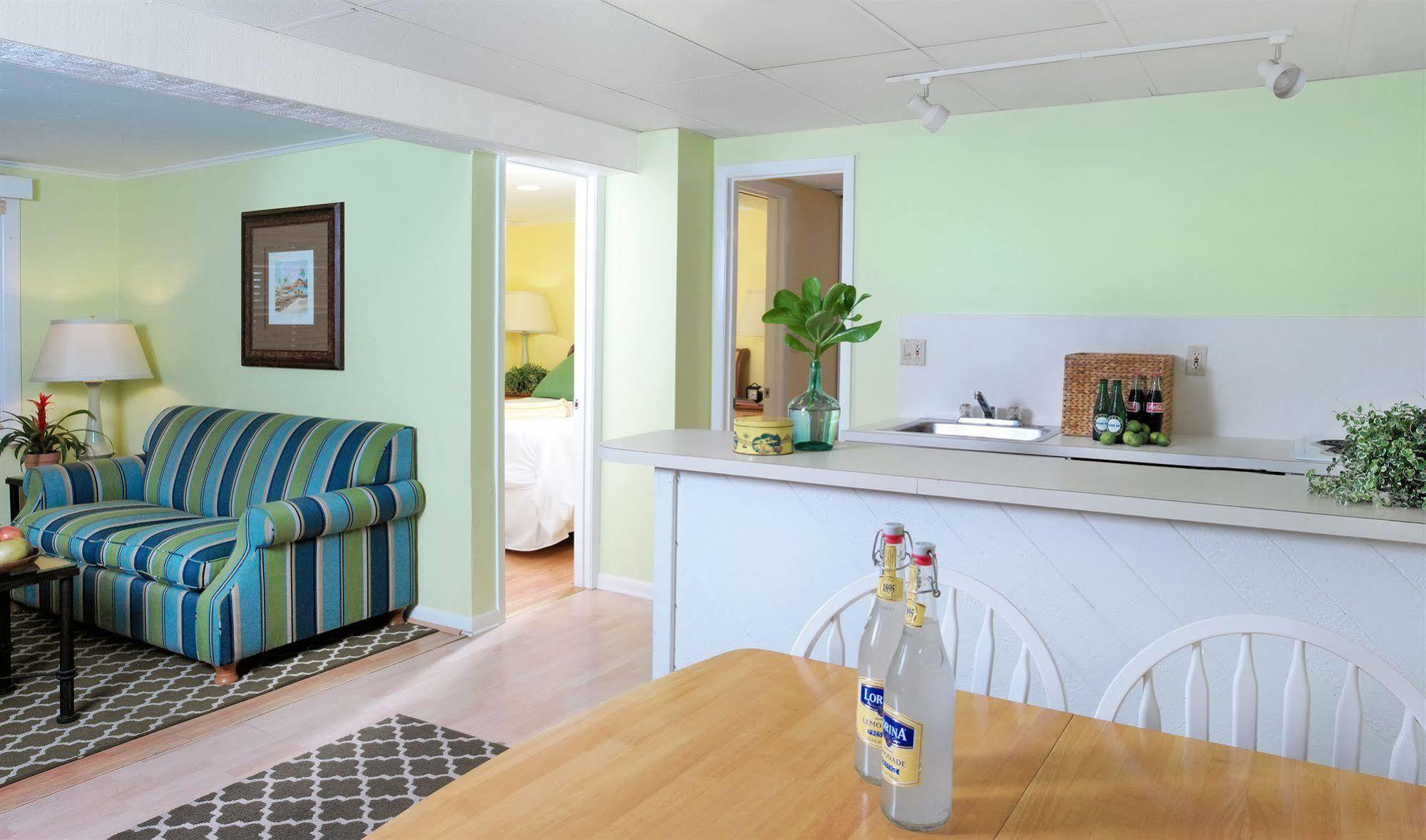 Dolphin Marina & Cottages Lodge Little Torch Key
