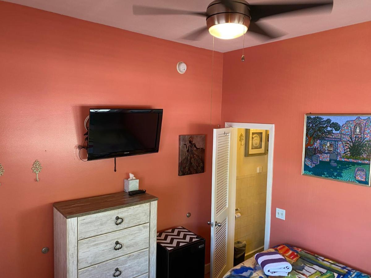Caribbean House Guest house *